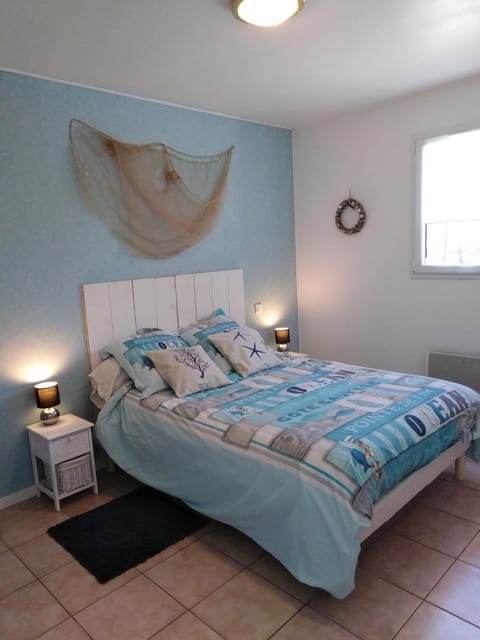 Bed, Night, Photo of the whole room, Bedroom