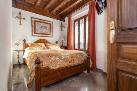 Bed, TV and multimedia, Photo of the whole room, Decorative detail, Bedroom, heating, wardrobe