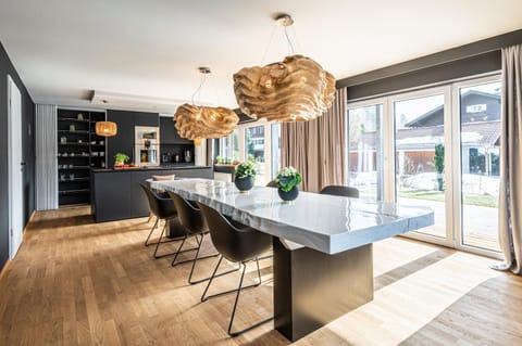 Seating area, Dining area, stove, kitchen