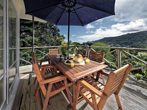 Surfer's Sunshine Cottage - Piha Holiday Home House in Auckland