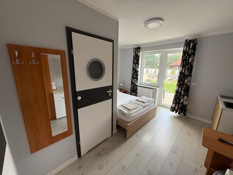 Bed, TV and multimedia, Photo of the whole room, towels, wardrobe