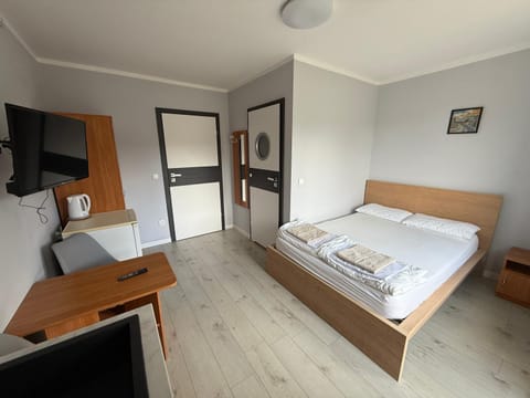 Bed, TV and multimedia, Photo of the whole room