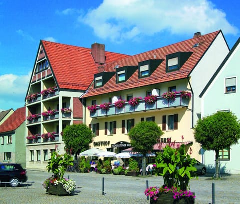 Restaurant/places to eat, Facade/entrance, Place of worship, On-site shops