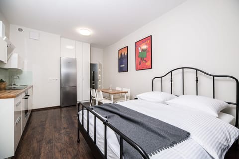 Bed, Dining area