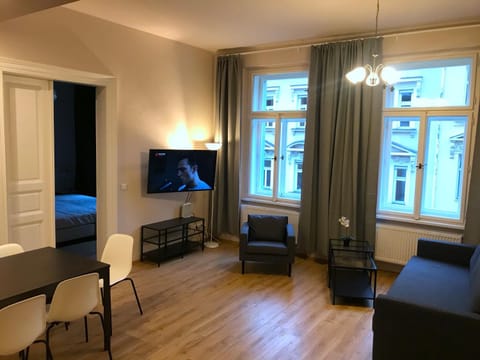 TV and multimedia, Living room, Seating area, Dining area