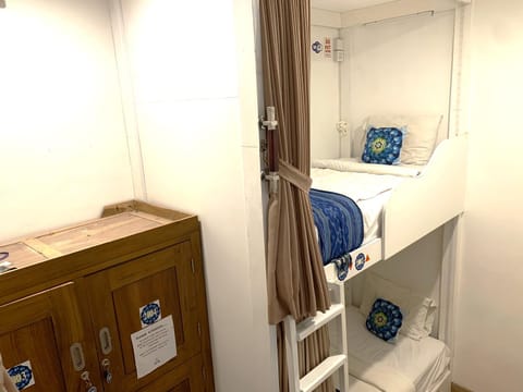 Bed, Bathroom, Photo of the whole room, Bedroom, bunk bed, wardrobe