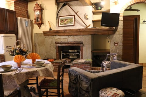 Restaurant/places to eat, BBQ facilities, TV and multimedia, Living room, Seating area, Dining area