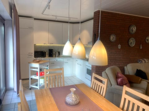 Kitchen or kitchenette, Living room, Seating area, Dining area