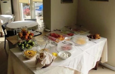 Food and drinks, Dining area, Food, Breakfast, Continental breakfast, Buffet breakfast