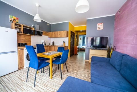 TV and multimedia, Kitchen or kitchenette, Living room, Seating area, Dining area, oven, stove