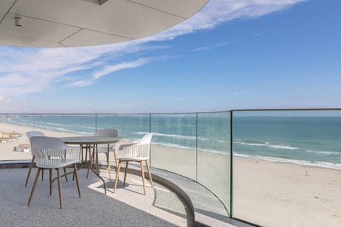 Patio, Day, Natural landscape, View (from property/room), Balcony/Terrace, Dining area, Beach, Sea view