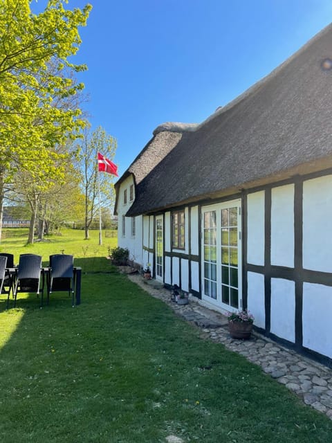 Property building, Day, Natural landscape, Garden, Garden view