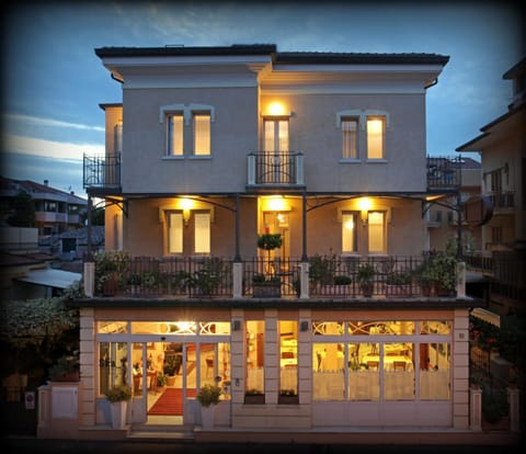 Property building, Facade/entrance, Night