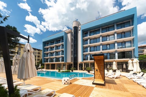 Property building, Day, Pool view, Swimming pool, sunbed