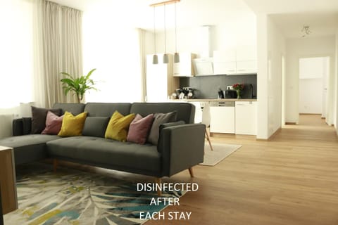 Coffee/tea facilities, Kitchen or kitchenette, Living room, Seating area, Dining area