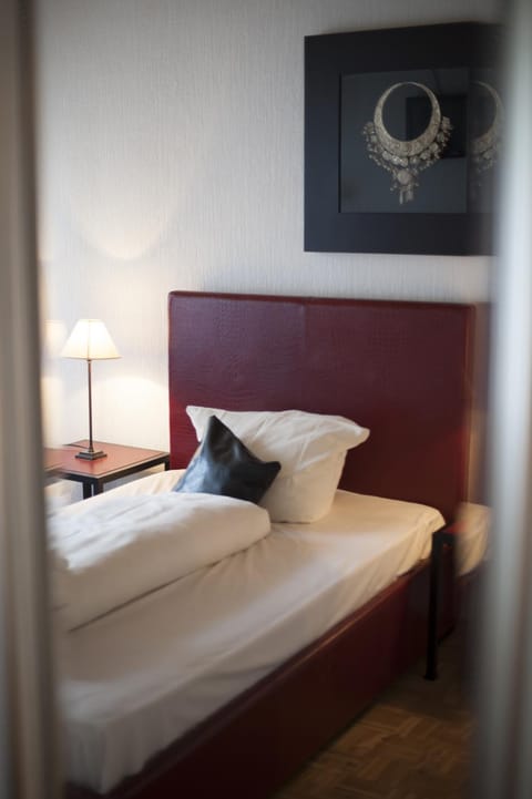 Bed, Photo of the whole room, Garden view