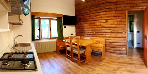 Kitchen or kitchenette, Seating area, Dining area