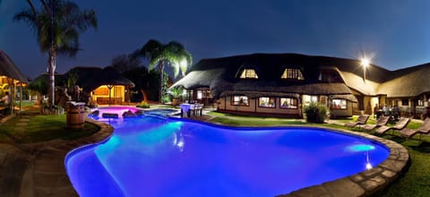 Property building, Night, Garden, Garden view, Pool view, Swimming pool, sunbed
