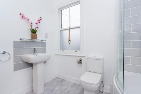 Shower, Toilet, Bathroom, Bath