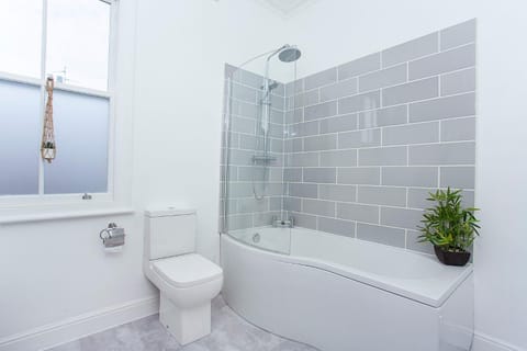 Shower, Toilet, Bathroom, Bath, towels