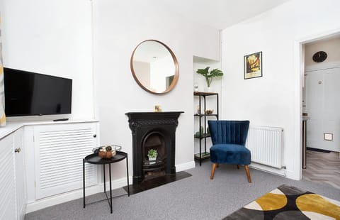 TV and multimedia, Living room, Seating area, flat iron, internet