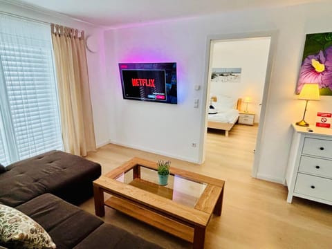 TV and multimedia, Seating area, Evening entertainment