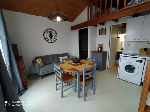 Kitchen or kitchenette, Living room, Seating area