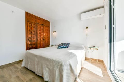 Bed, Photo of the whole room, wardrobe, air conditioner