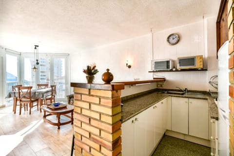 Kitchen or kitchenette, Dining area, minibar