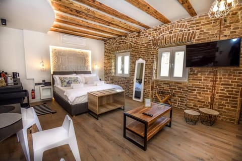 Bed, TV and multimedia, Living room, Seating area