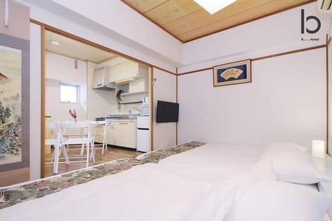 Bed, Dining area, Bedroom