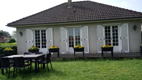 Property building, Patio, Facade/entrance, Garden, Balcony/Terrace