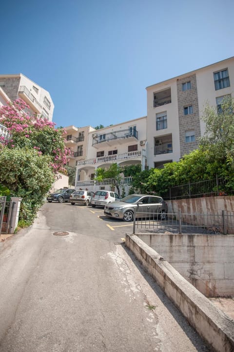 Neighbourhood, Street view