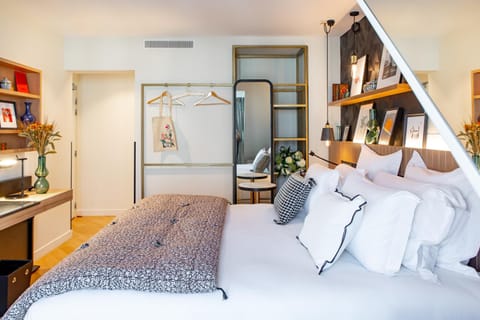 Bed, Photo of the whole room, Decorative detail, Bedroom