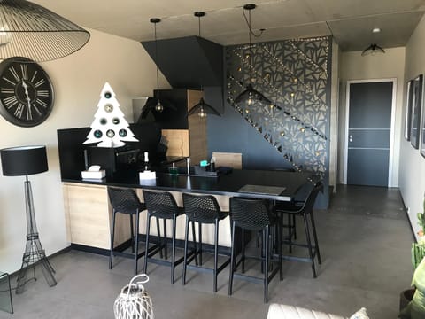 Kitchen or kitchenette, Dining area