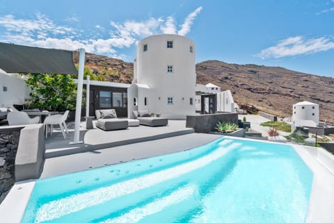 Property building, Patio, Day, Natural landscape, Pool view, Swimming pool, sunbed