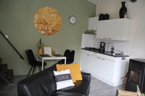 Kitchen or kitchenette, Dining area, minibar, stove