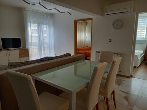 TV and multimedia, Seating area, Dining area