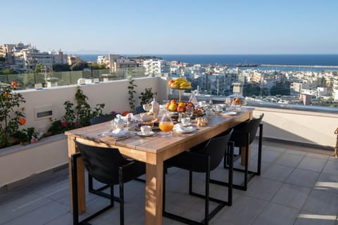 View (from property/room), Balcony/Terrace, Food and drinks, Dining area, City view, Sea view, Breakfast