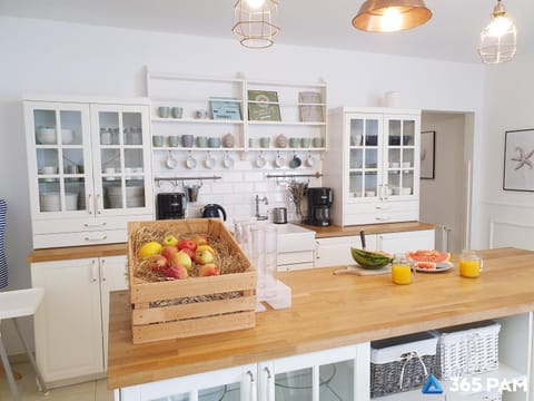 Kitchen or kitchenette, Dining area, stove