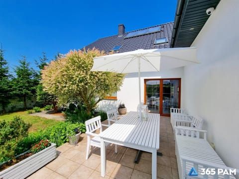 Property building, Spring, Day, Garden, View (from property/room), Balcony/Terrace, Garden view
