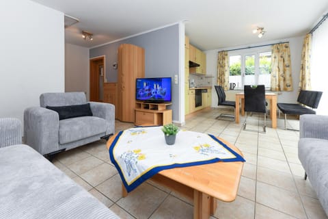 TV and multimedia, Kitchen or kitchenette, Living room, Seating area, Dining area