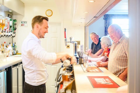 People, Lounge or bar, Food and drinks