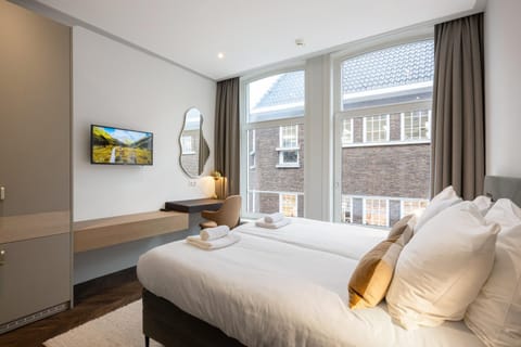 Bed, TV and multimedia, Bedroom
