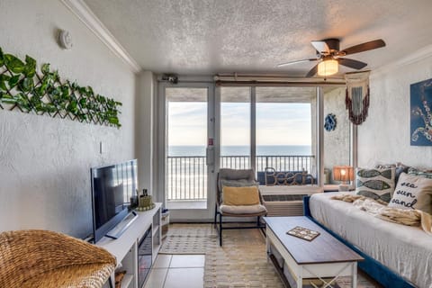 Walk to Shore! Top-Floor Daytona Beach Condo Apartment in Daytona Beach Shores