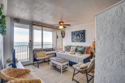 Walk to Shore! Top-Floor Daytona Beach Condo Apartment in Daytona Beach Shores