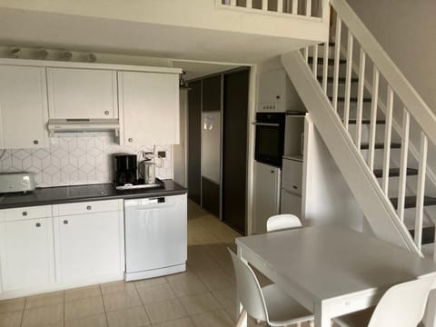 Appartement 2 chambres avec piscine face à la mer à La Coudouliere Apartment in Six-Fours-les-Plages