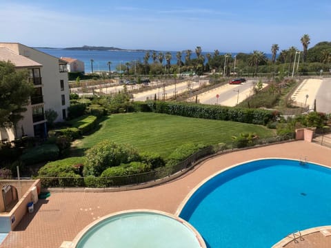Appartement 2 chambres avec piscine face à la mer à La Coudouliere Apartment in Six-Fours-les-Plages