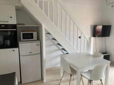 Appartement 2 chambres avec piscine face à la mer à La Coudouliere Apartment in Six-Fours-les-Plages