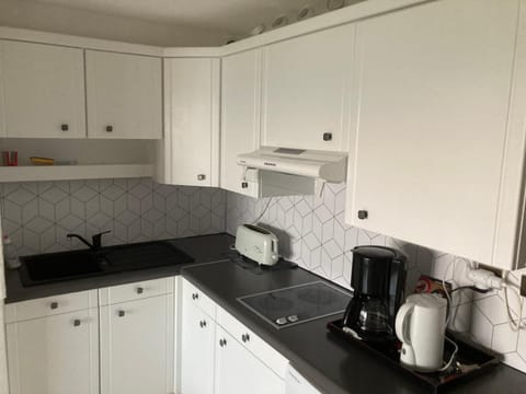 Appartement 2 chambres avec piscine face à la mer à La Coudouliere Apartment in Six-Fours-les-Plages